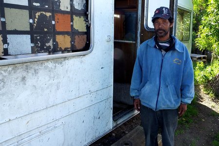   Henry John by die karavaan waarin Heidi 'n wrede dood gesterf het.